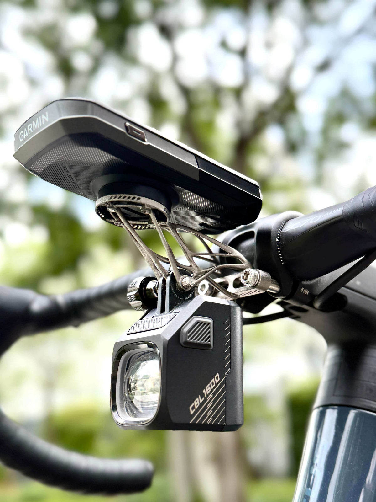 Samassi titanium mount with computer and front light on the bike